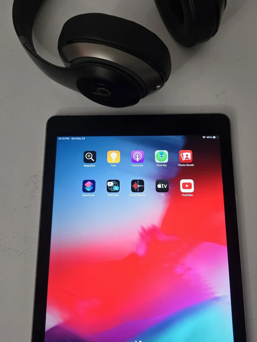 Apple iPad Air 2 64GB Unlucked Wifi & Bests By Dre Studio 2 Wirless Back